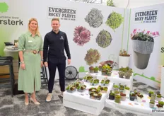 Chantal van der Muren van Evergreen Rocky Plants, samen met Tim van der Mout van de afdeling Salesmanagement bij Royal FloraHolland, die sinds kort een handje helpt in de verkoopt